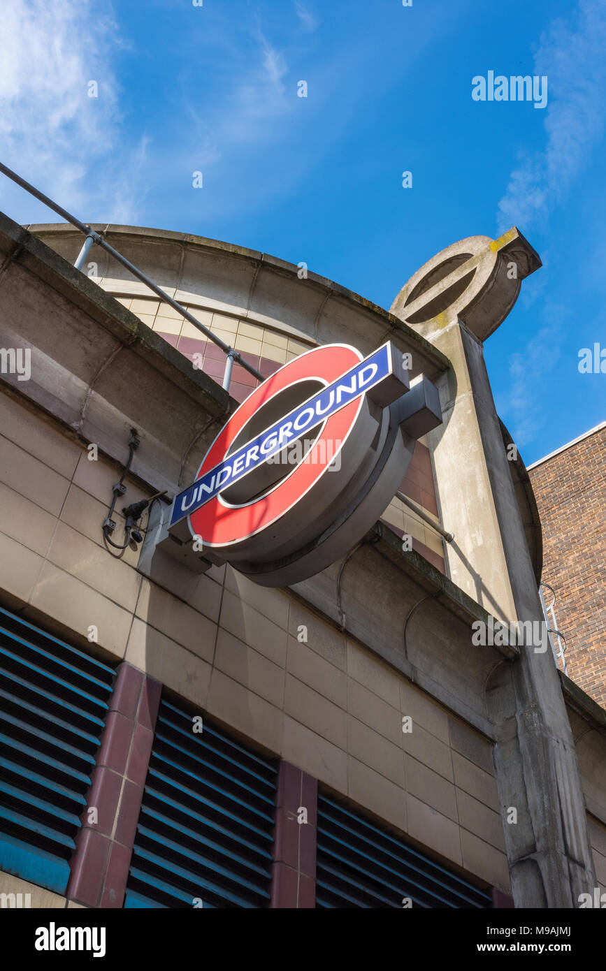 Eine andere oder ungewöhnliche Sicht auf den U-Bahnhof U-Logo in Borough High Street. Transport für londonTFL logo alten und neuen Stil Stationen Marke Stockfoto