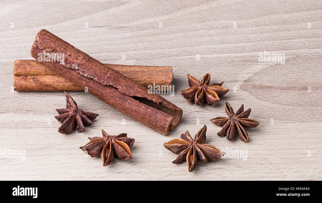 Zimtstangen und Sternanis. Getrocknete Gewürze auf Holz. Harmonisch dekorativen Hintergrund mit close-up auf aromatische Weihnachten Gewürze. Stockfoto