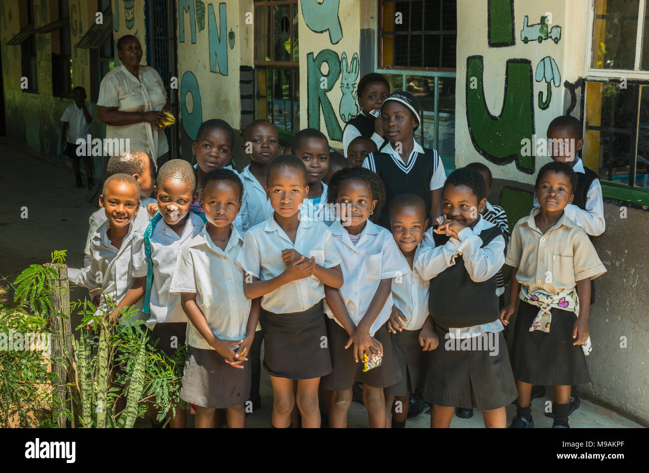 Acornhoek, Südafrika, 17-03-2014, afrikanische Kinder in der Nähe der Schule Bildung in einer kleinen Stadt in der Gemeinde acornhoek, Acornhoek ist schlecht und Stockfoto