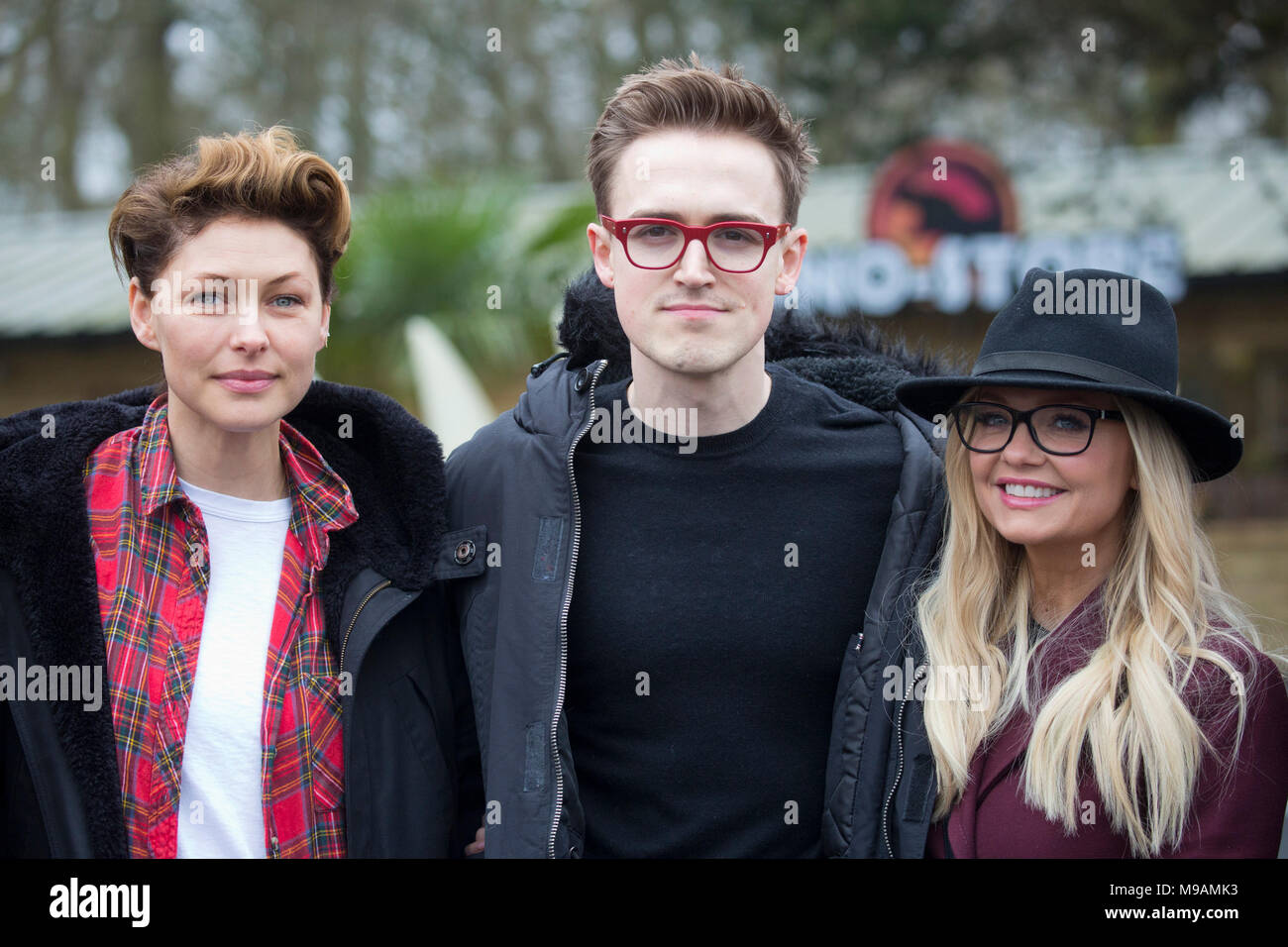 (Nach rechts) Emma Willis, Tom Fletcher, und Emma Bunton der Öffnung der Welt der Dinosaurier, eine neue Attraktion im Paradise Wildlife Zoo, Hertfordshire teilnehmen. PRESS ASSOCIATION. Bild Datum: Samstag, März 24, 2018. Photo Credit: Isabel Infantes/PA-Kabel Stockfoto