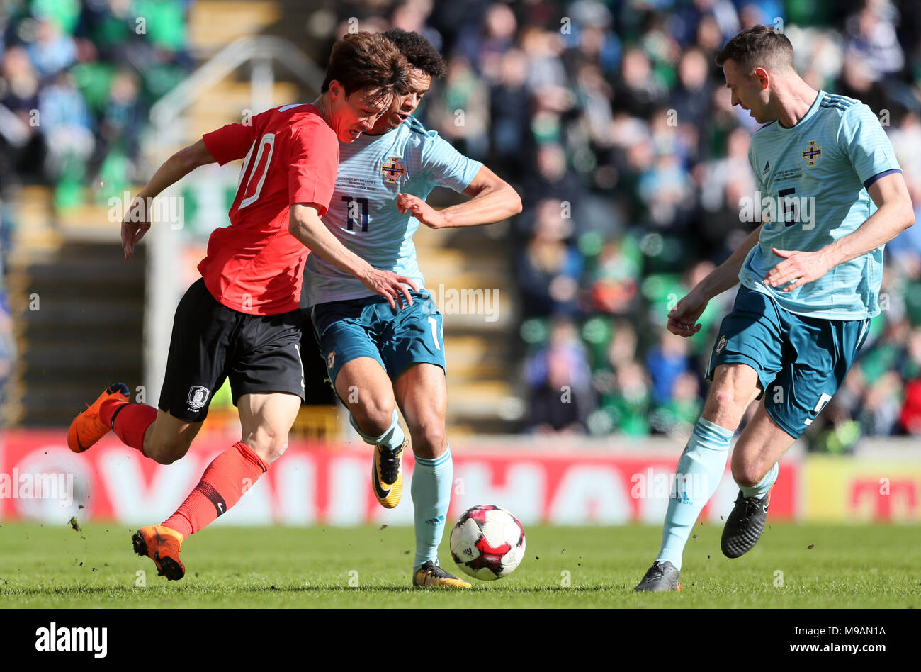 Nordirlands Jamal Lewis und Südkoreas Jae-Sung Lee (links) Kampf um den Ball während der internationalen Freundschaftsspiel im Windsor Park, Belfast. Stockfoto