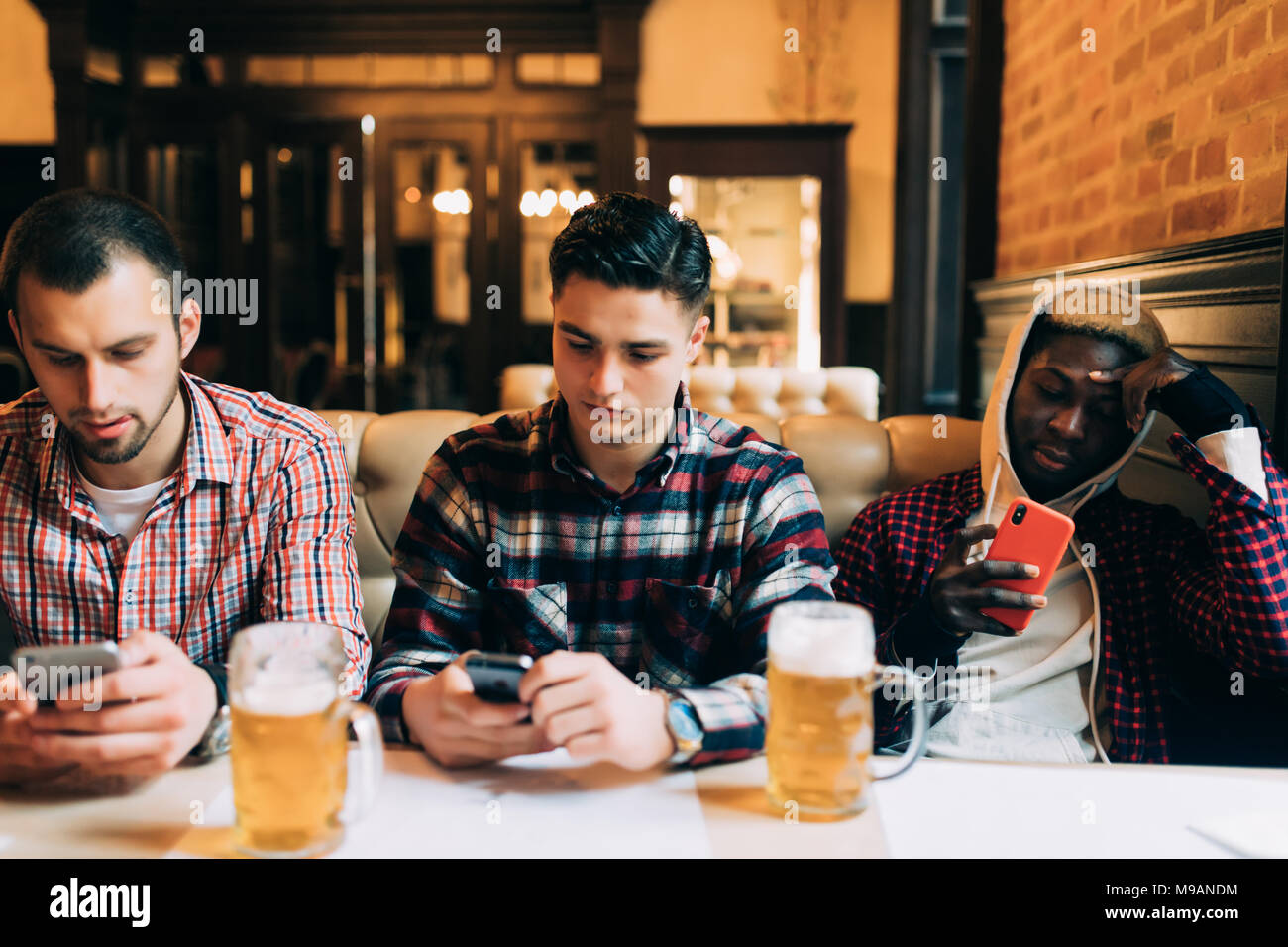 Menschen Manner Freizeit Freundschaft Und Technologie Konzept Mannlichen Freunde Mit Smartphones Biertrinken In Bar Oder Kneipe Stockfotografie Alamy