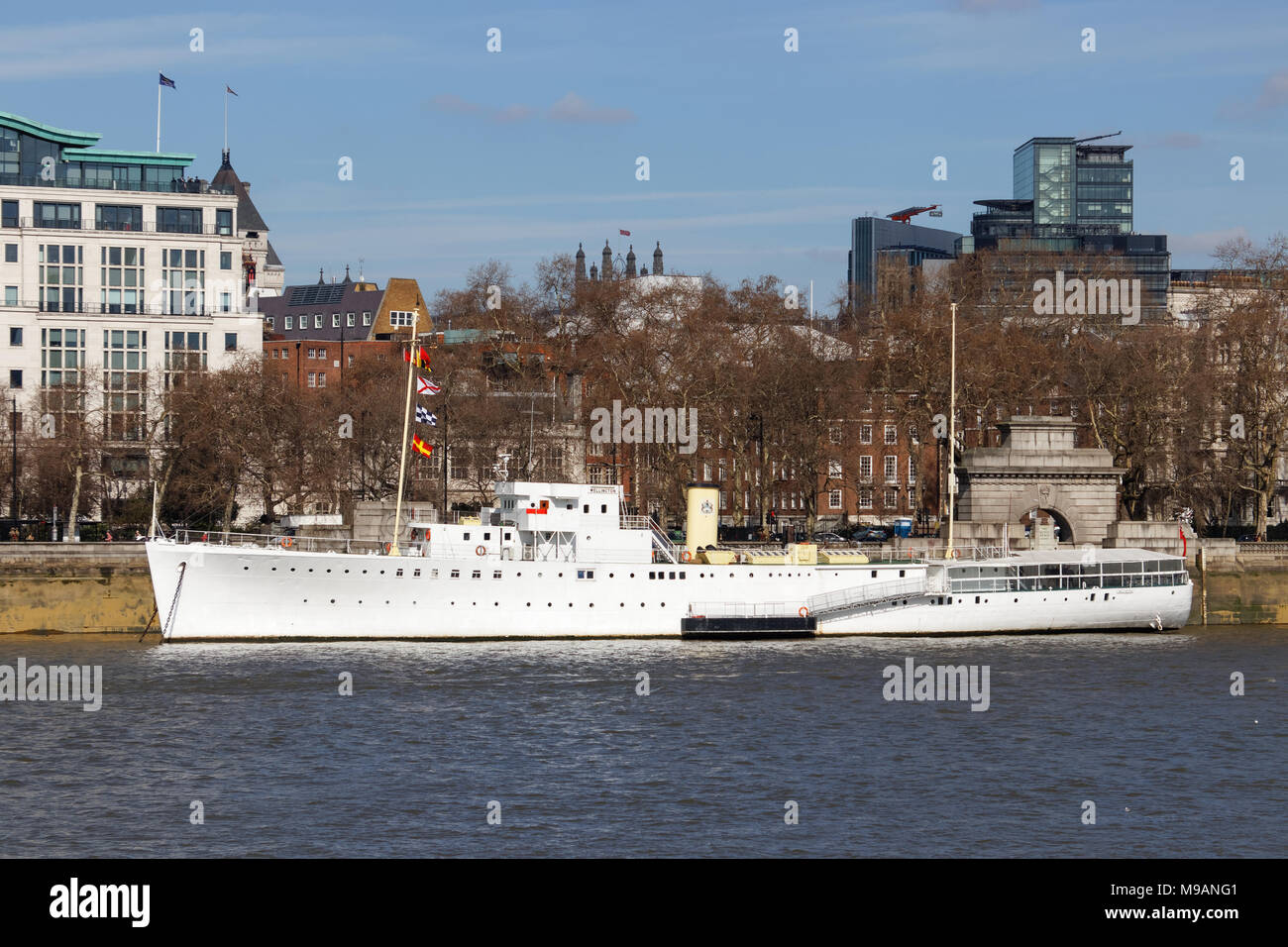 LONDON/GROSSBRITANNIEN - 21. März: Ansicht des HQS Wellington schwimmenden Restaurant in London am 21. März 2018. Nicht identifizierte Personen. Stockfoto