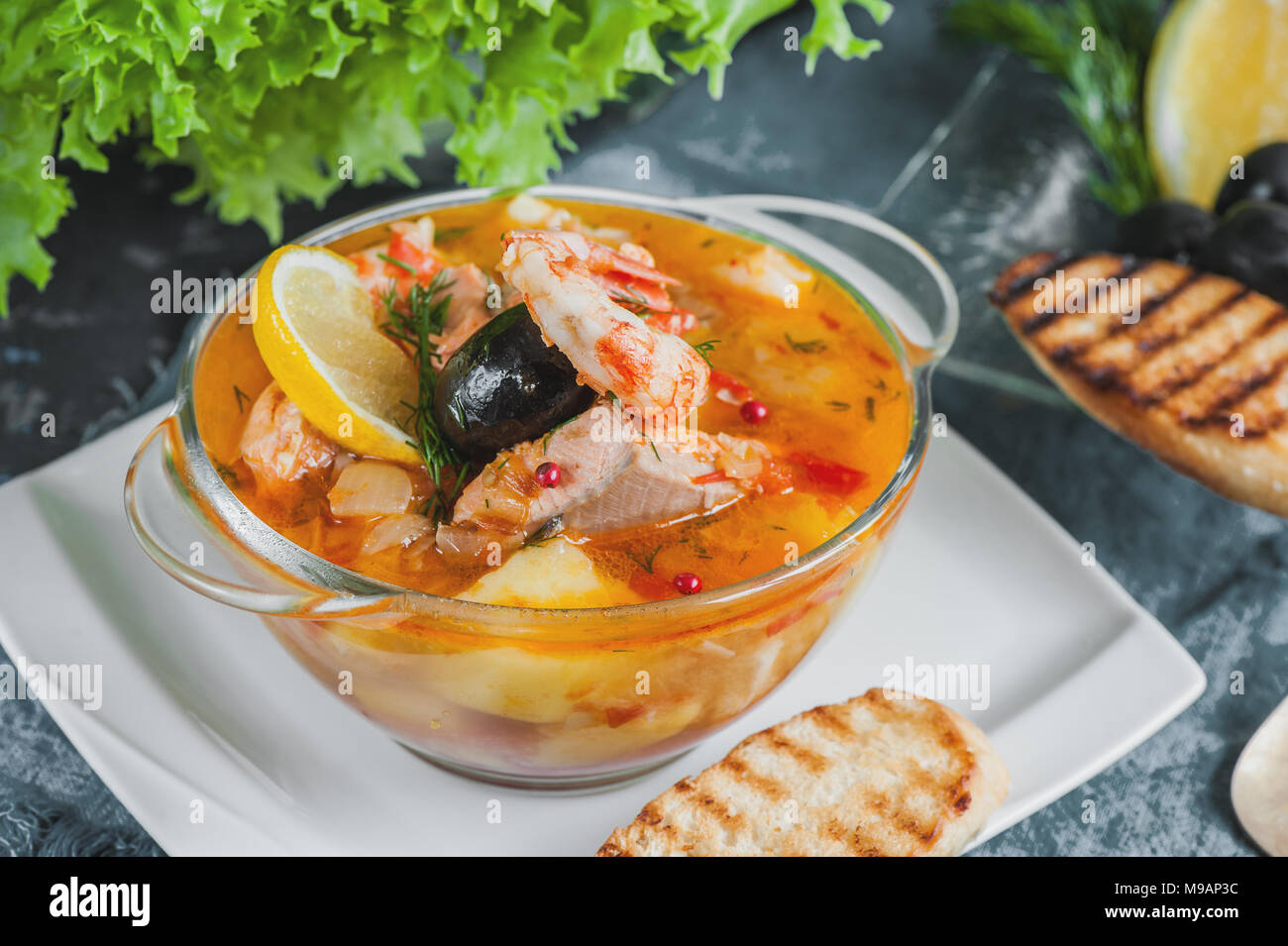 Französische Fischsuppe bouillabaisse mit Meeresfrüchten, Lachsfilet ...