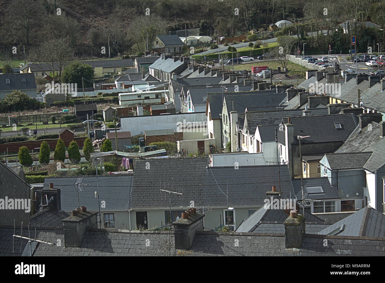 Hintere aus einer Reihe von Reihenhäuser auf die Dächer und Gärten. Skibbereen, Irland Stockfoto