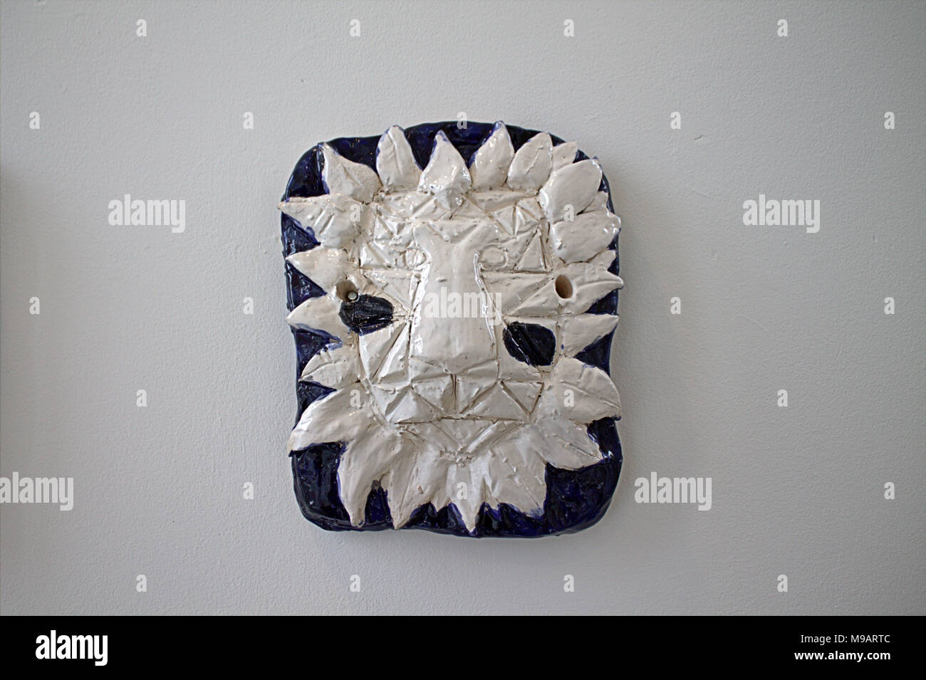 Hand Tonziegel auf Anzeige in der uillinn Galerie, skibbereen, Irland. Bilder mit der Galerie Erlaubnis übernommen. Stockfoto