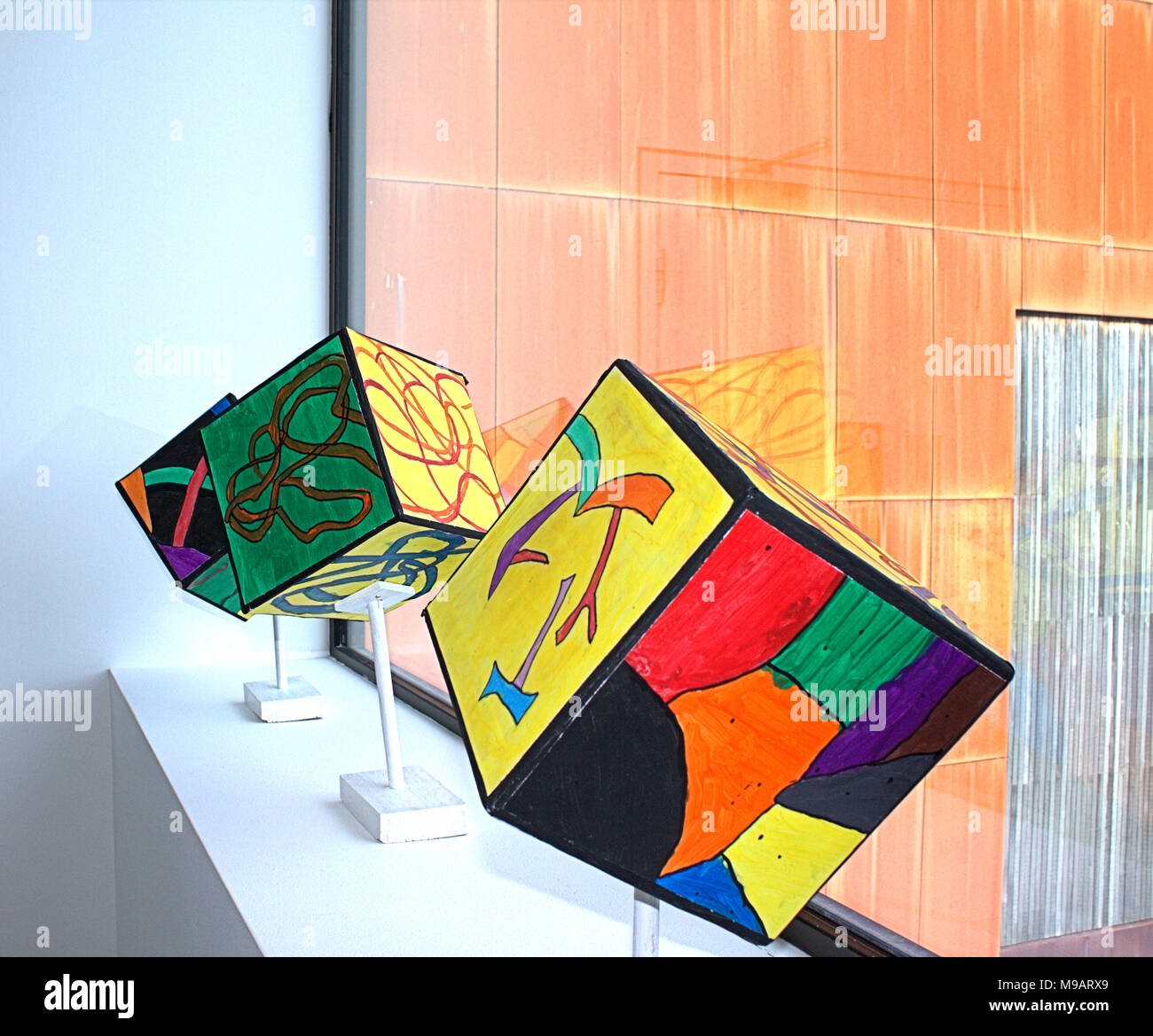 Abstrakte farbige Würfel von Kindern auf eine Kunstgalerie Fensterbank gemalt, mit den Galerien Erlaubnis genommen. (Galerie) Uillinn Skibbereen. Irland Stockfoto