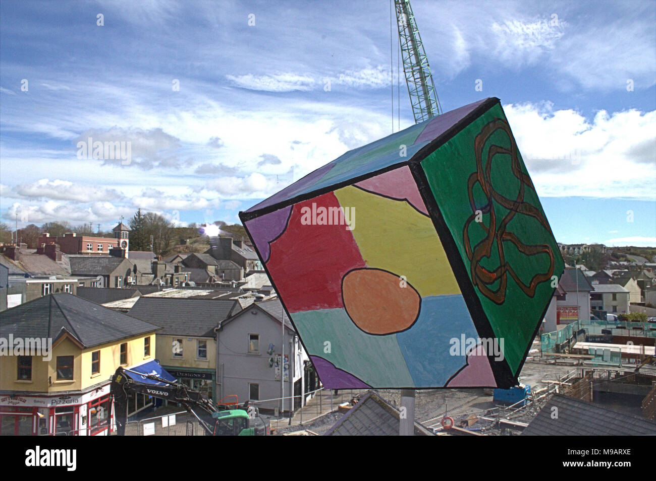 Abstrakte farbige Würfel von Kindern auf eine Kunstgalerie Fensterbank gemalt, mit den Galerien Erlaubnis genommen. (Galerie) Uillinn Skibbereen. Irland Stockfoto