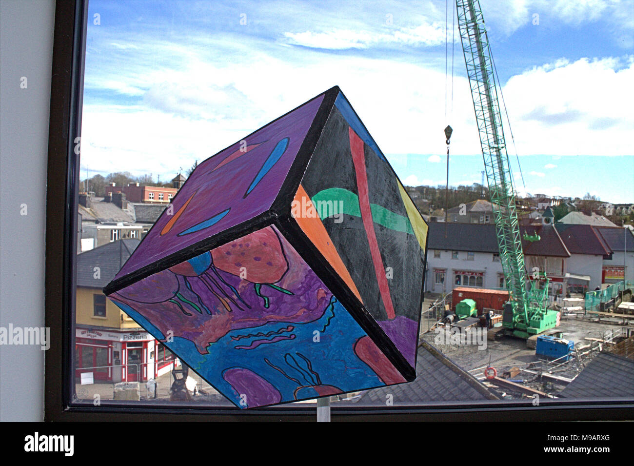 Abstrakte farbige Würfel von Kindern auf eine Kunstgalerie Fensterbank gemalt, mit den Galerien Erlaubnis genommen. (Galerie) Uillinn Skibbereen. Irland Stockfoto