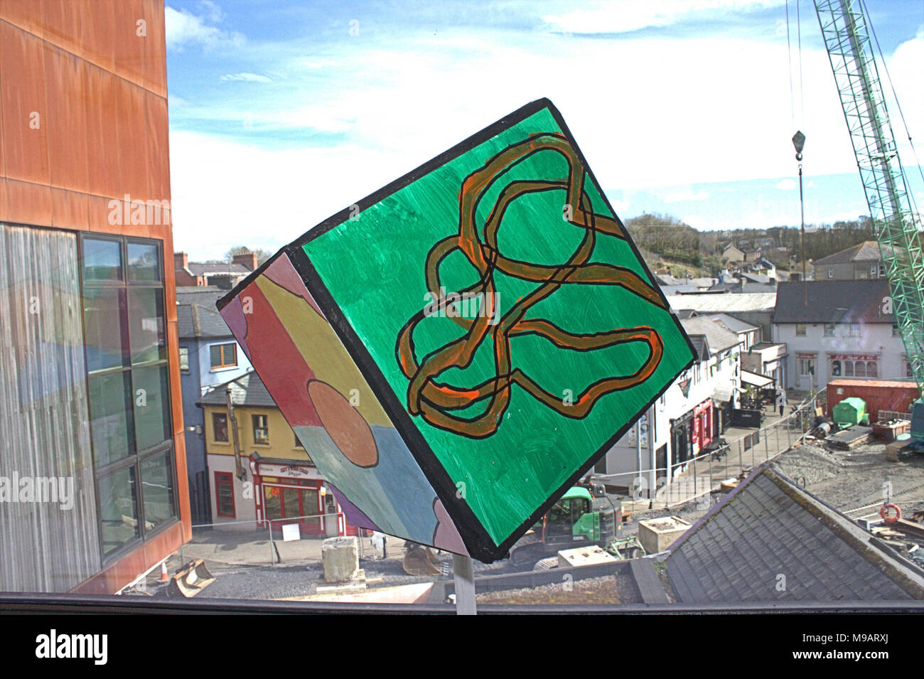 Abstrakte farbige Würfel von Kindern auf eine Kunstgalerie Fensterbank gemalt, mit den Galerien Erlaubnis genommen. (Galerie) Uillinn Skibbereen. Irland Stockfoto