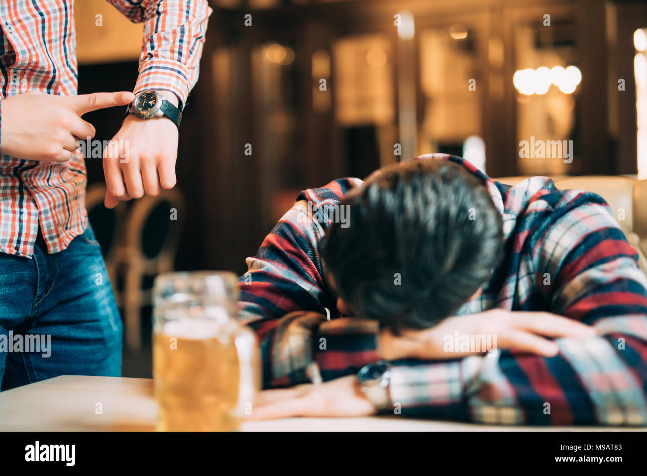 Mein Freund Ist Betrunken Ein Anderer Mensch Drunken man sleeping on bar -Fotos und -Bildmaterial in hoher Auflösung