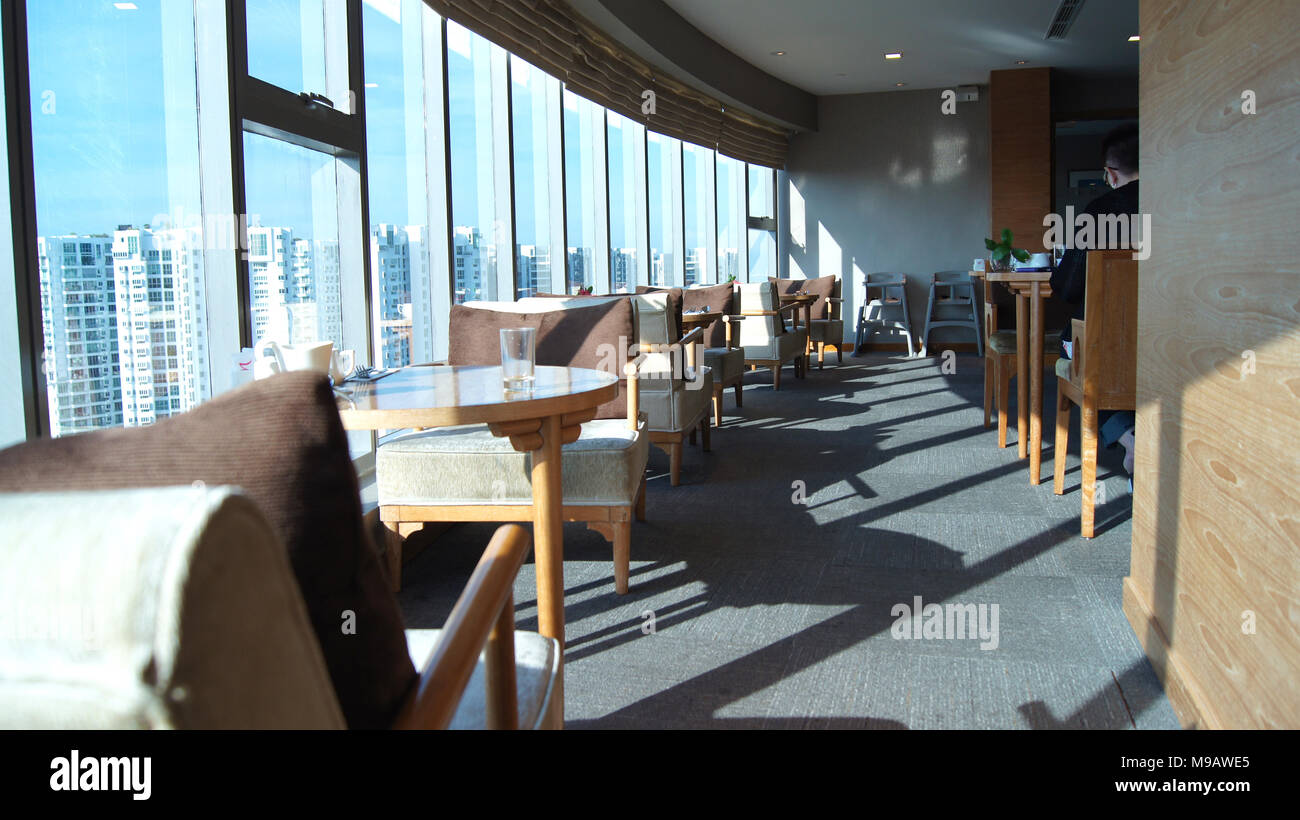 Singapur - APR 2 2015: Wohnbereich von einem Hotel, Club, Firma Lobby. Fragment der moderne Lobby mit Blick auf die Skyline der fünf Sterne Hotel. Interior Design Stockfoto