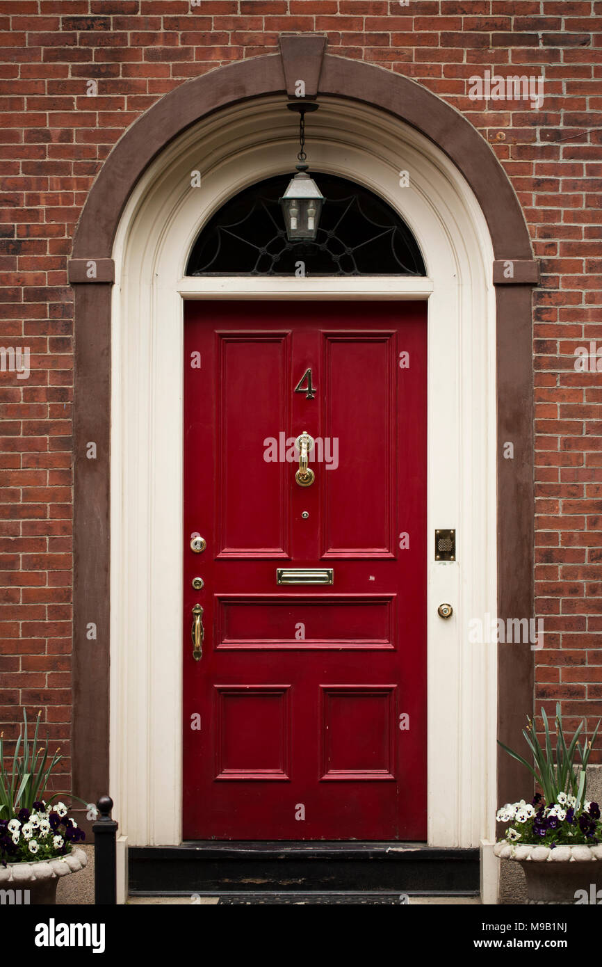 Eine rote Tür in historischen Beacon Hill Viertel in Boston, Massachusetts. Stockfoto