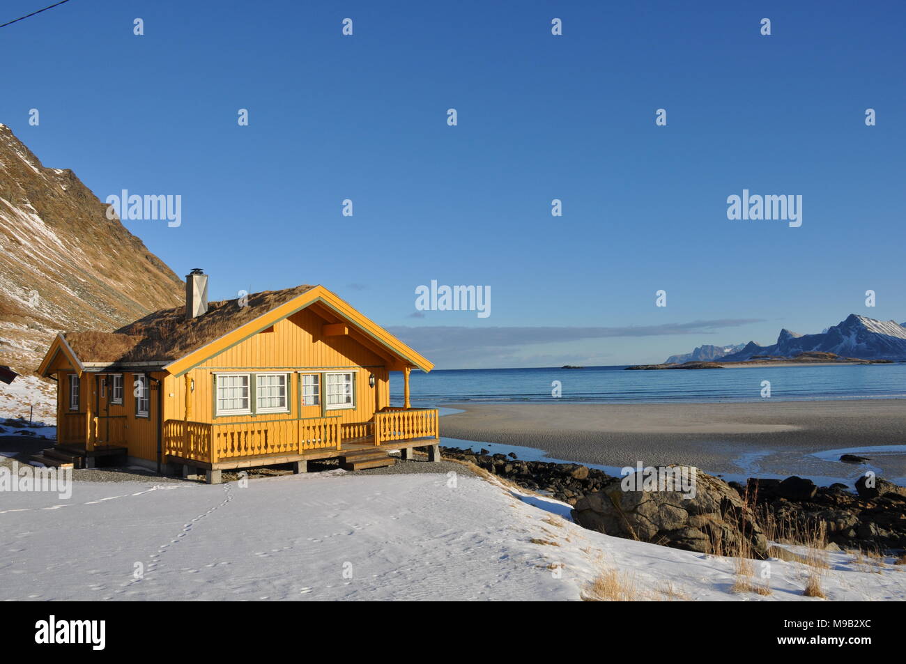 Gelbes Haus auf Yttervik Strand, Lofoten, Norwegen anmelden Stockfoto