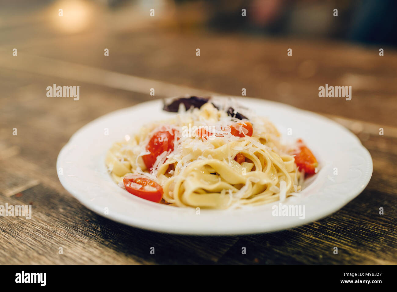 Mit frisch gekochten Nudeln auf hölzernen Tischplatte Stockfoto