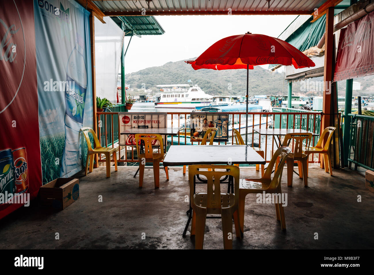 Hongkong - 16. März 2017: Altes Restaurant mit Blick aufs Meer in Lamma Insel Sok Kwu Wan-Fisch Dorf Stockfoto