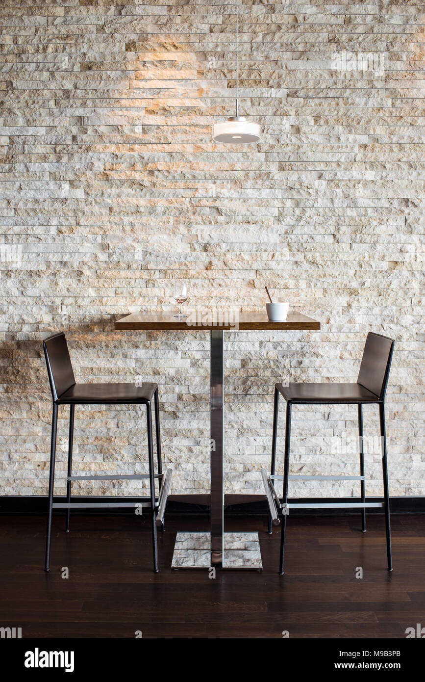 Bar Tisch Und Zwei Hohen Hocker Stuhle Modernes Design Stockfoto