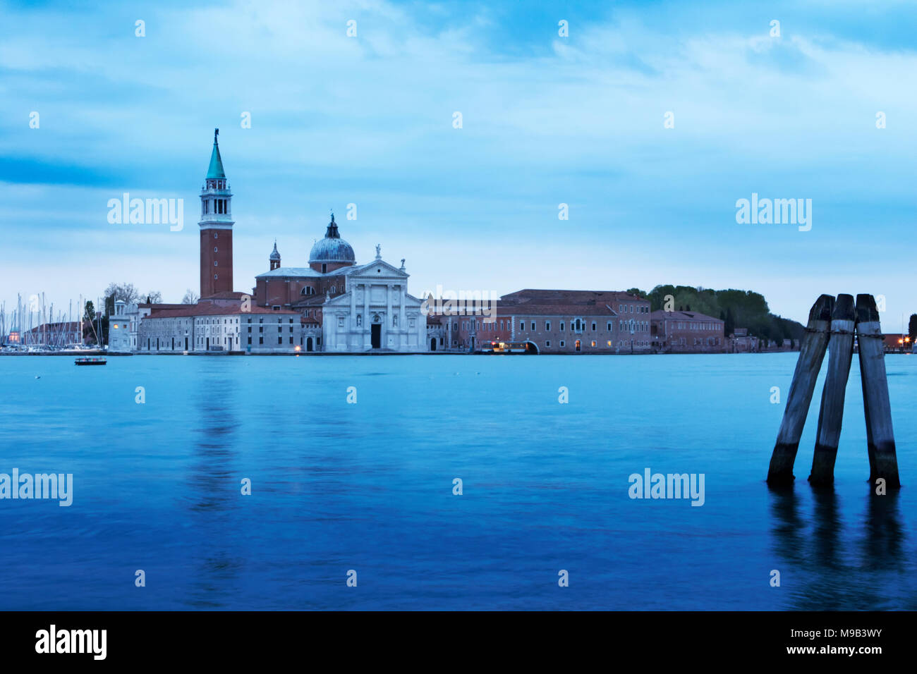 Ein Campanile und die Renaissance-Kirche von San Giorgio Maggiore, Osten der Insel Giudecca gegenüber St Marks Piazzetta in Venedig, bei Sonnenaufgang Stockfoto