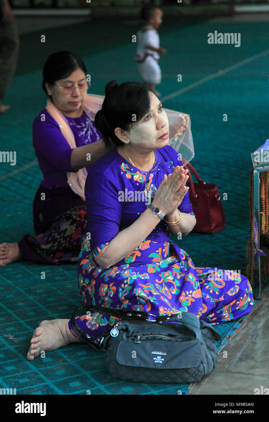 Myanmar, Birma, Bagan, betende Frau, Swezigon Pagode, Stockfoto