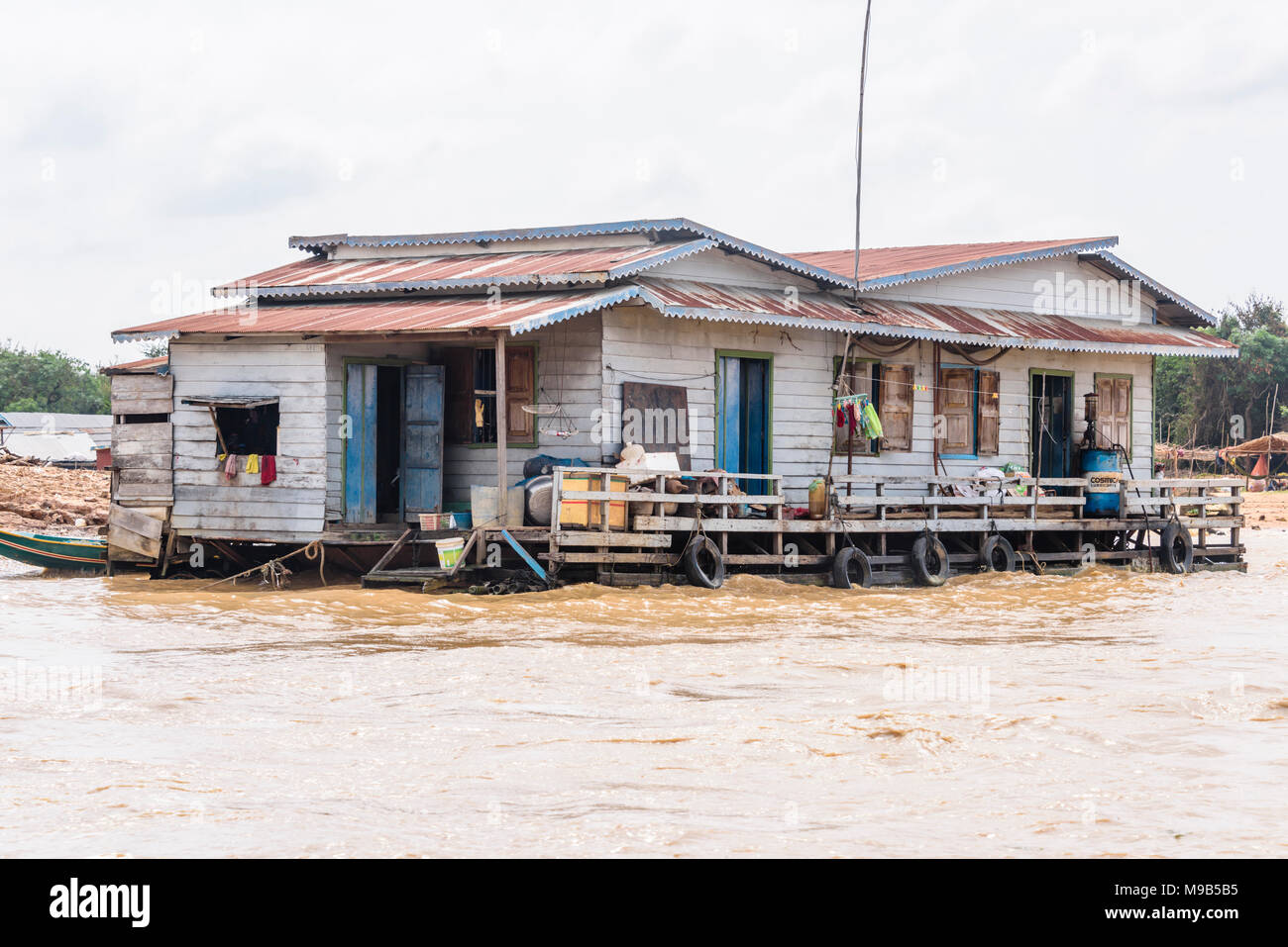 Floating Holzhaus mit einem Wellblechdach auf dem Fluss Siem Reap, Kambodscha. Stockfoto