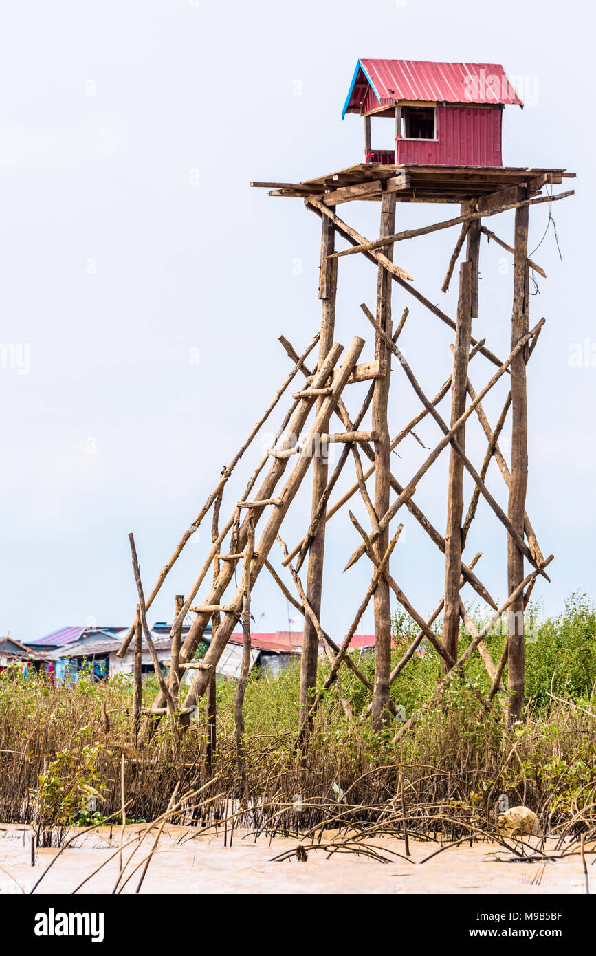 Wellblech Hütte auf der Spitze eines hohen Plattform aus Bambus und Holz Stelzen, Fluss Siem Reap, Kambodscha Stockfoto