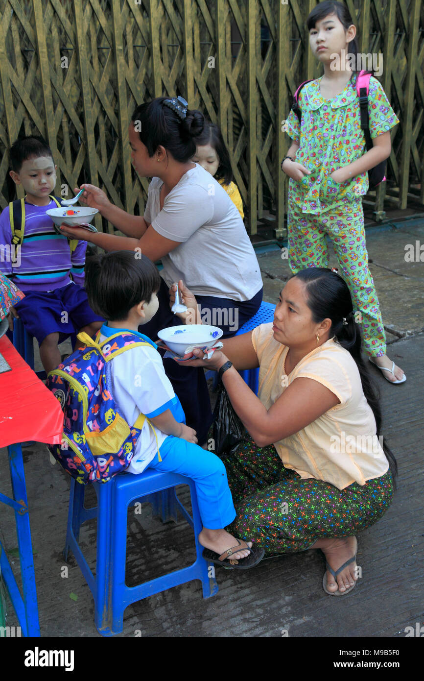 Myanmar, Yangon, Mütter stillen Kinder, street scene, Menschen, Stockfoto