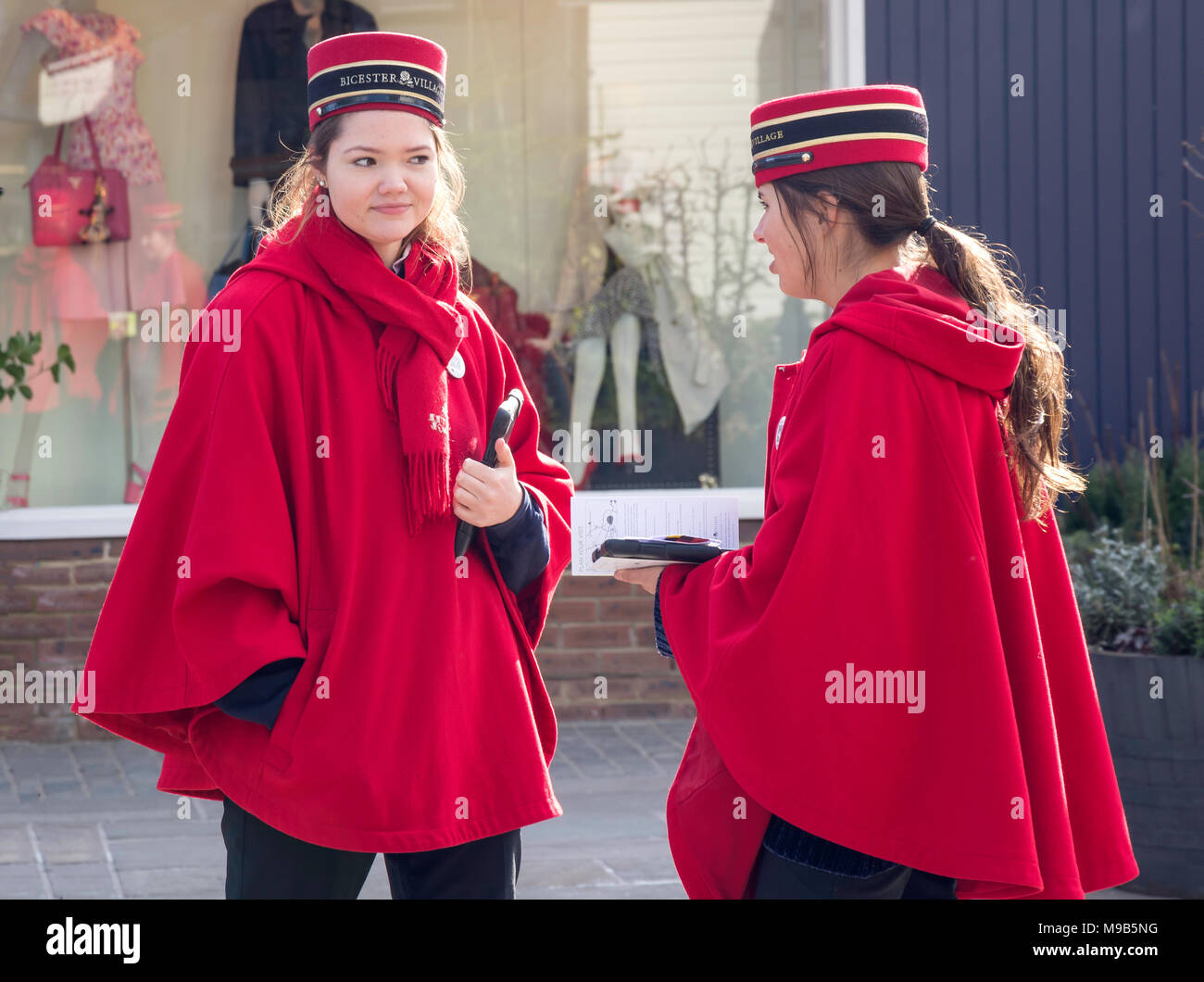 Junge weibliche Führer im Bicester Village Outlet Shopping Center, Bicester, Oxfordshire, England, Vereinigtes Königreich Stockfoto
