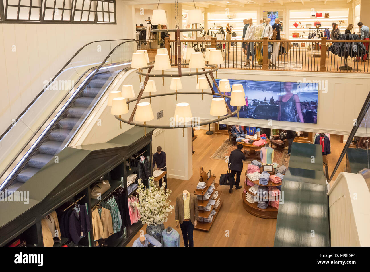 Innenraum des Polo Ralph Lauren Store im Bicester Village Outlet Shopping  Center, Bicester, Oxfordshire, England, Vereinigtes Königreich  Stockfotografie - Alamy