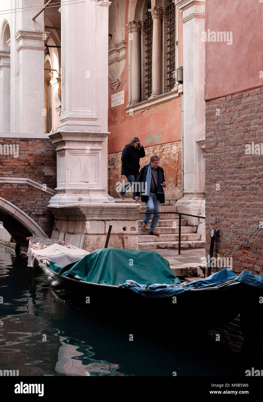 Menschen zu Fuß auf die Schritte außerhalb der Kunst Museum der Scuola Grande di San Rocco, Venedig Stockfoto