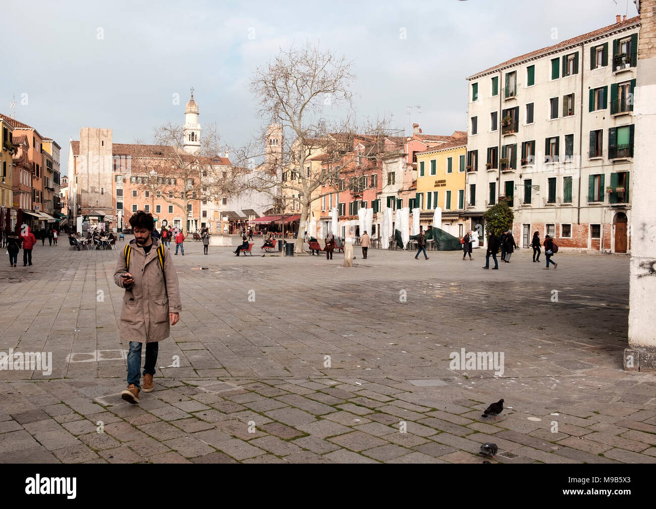 An einem Tag im März, die Menschen in Campo Santa Margherita, Dorsoduro Venedig Stockfoto