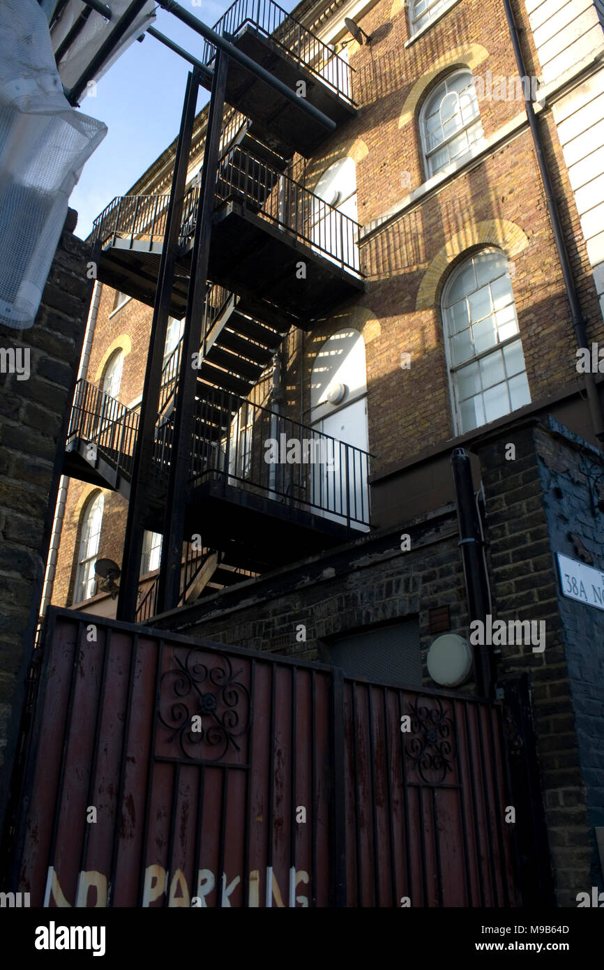 London externe Fire escape Treppe Sonnenlicht Stockfoto