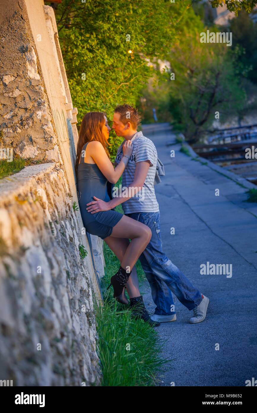 Teens küssen überzeugend überzeugend atemlos Stockfoto