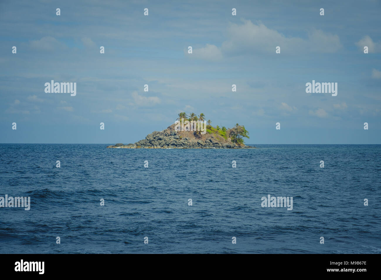 Kleine Insel im Ozean Wasser isoliert - Tropical Island - Stockfoto
