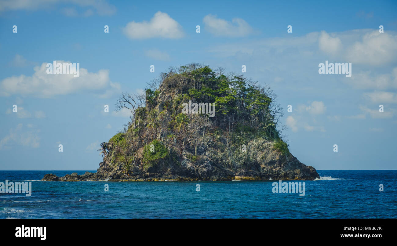 Kleine Insel im Ozean Wasser isoliert - Tropical Island - Stockfoto