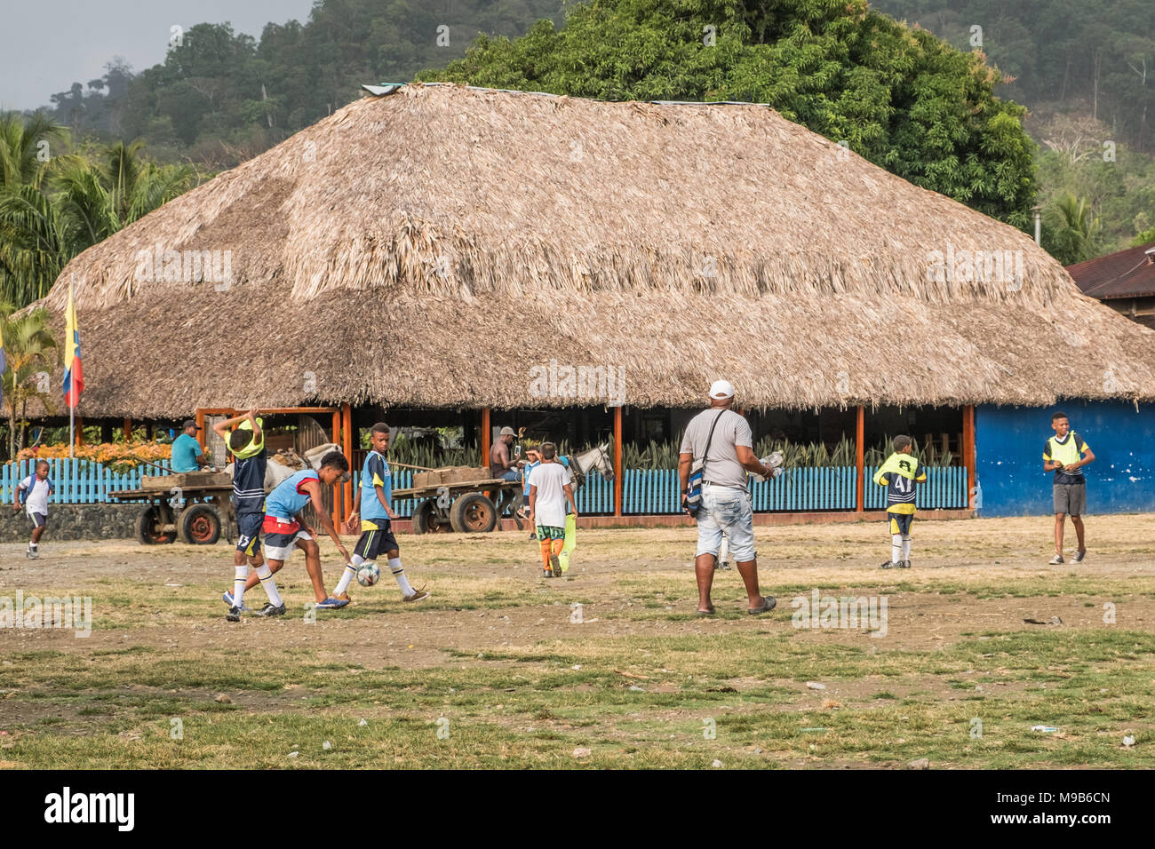 Capurgana, Kolumbien - März 2018: die Kinder Fußball spielen auf der Straße im Ortskern von Capurgana, Kolumbien. Stockfoto