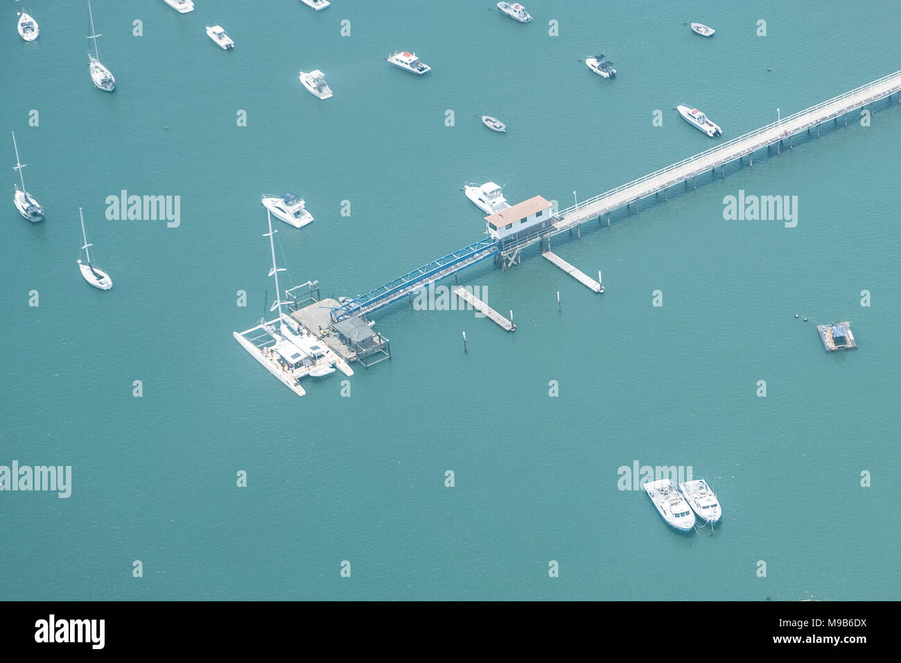Boote auf dem Meer Antenne - Motorboote und Segler an Hafen Stockfoto
