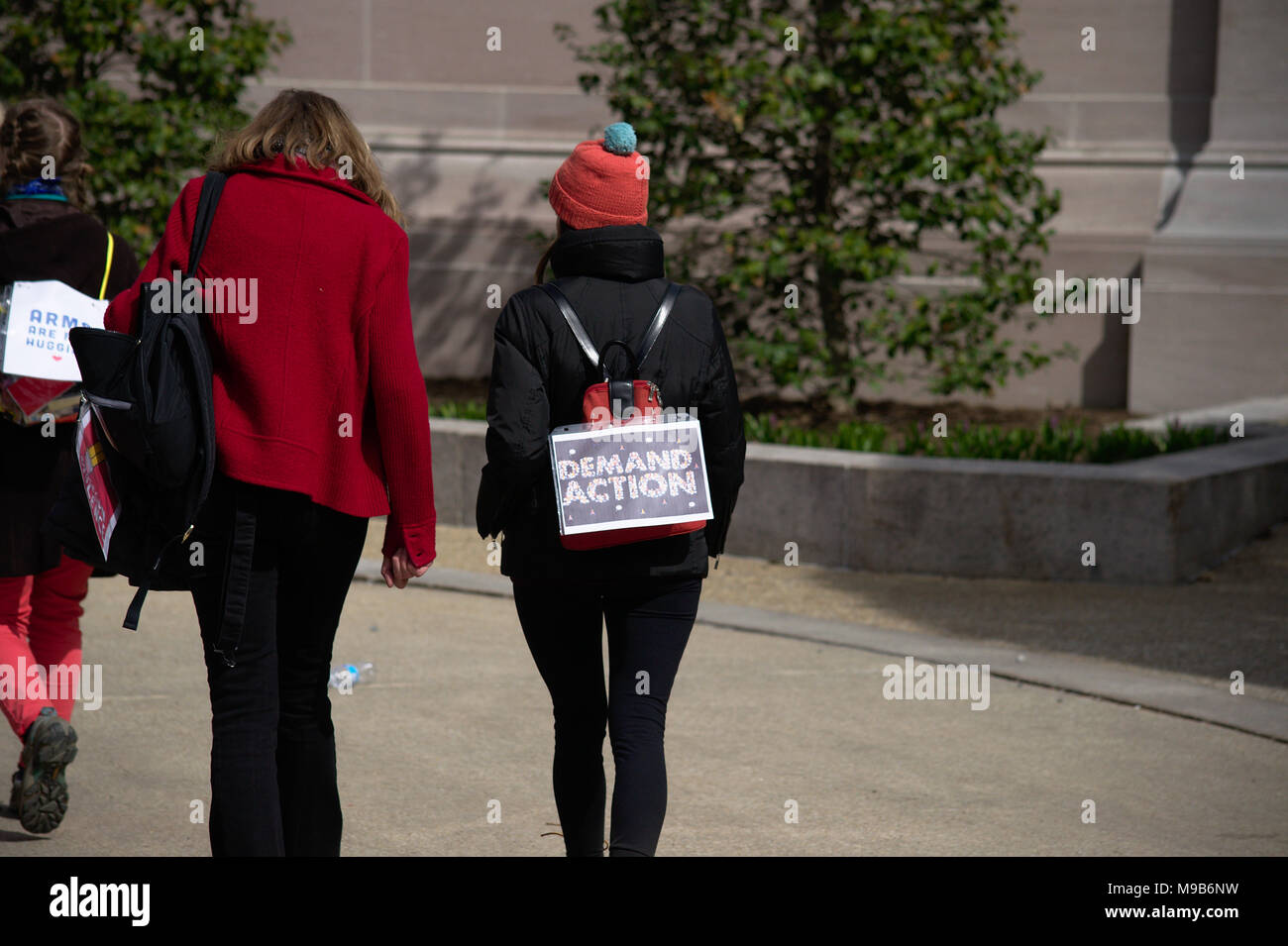 Erwachsener mit Schützen Zeichen im März für unser Leben in Washington DC Stockfoto