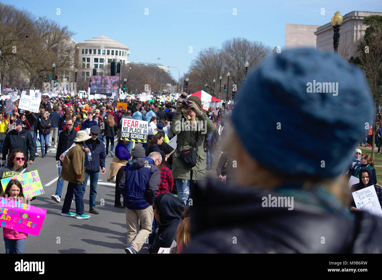 Erwachsene und Kinder mit Zeichen in Washington DC, 24. März 2018 schützen Stockfoto