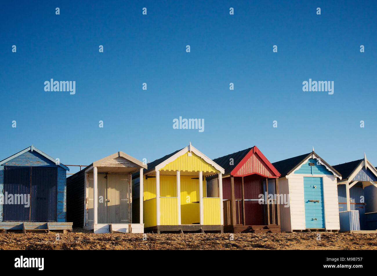 Eine Reihe von bunten Badekabinen am Strand von Thorpe Bay, Southend-on-Sea, Essex, Großbritannien Sonne sonnig Sonnenschein Credit: Ben Rektor/Alamy Stock Foto Stockfoto