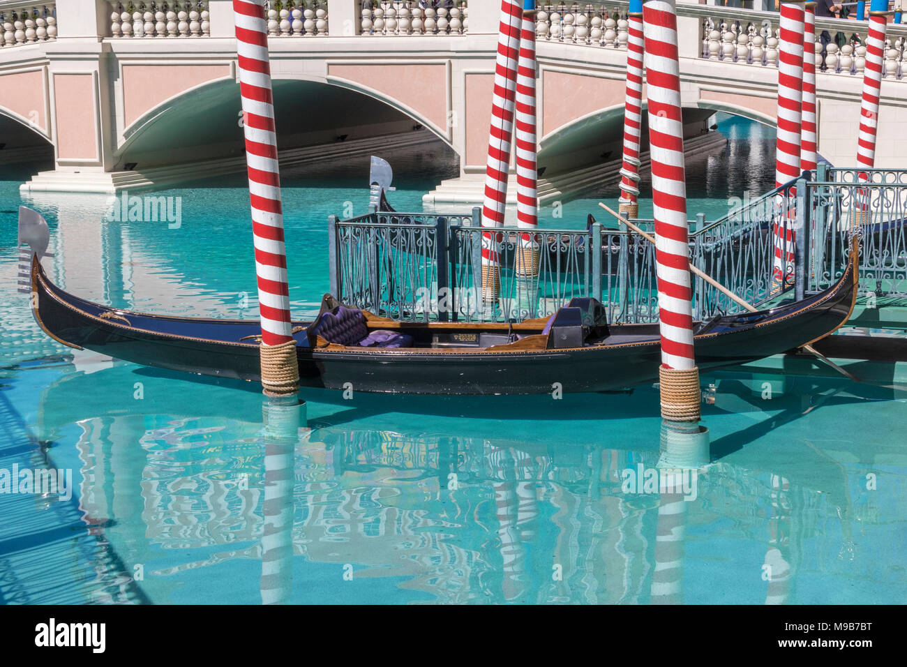 Gondelfahrt und Kanal im Venetian Hotel in Las Vegas. Stockfoto