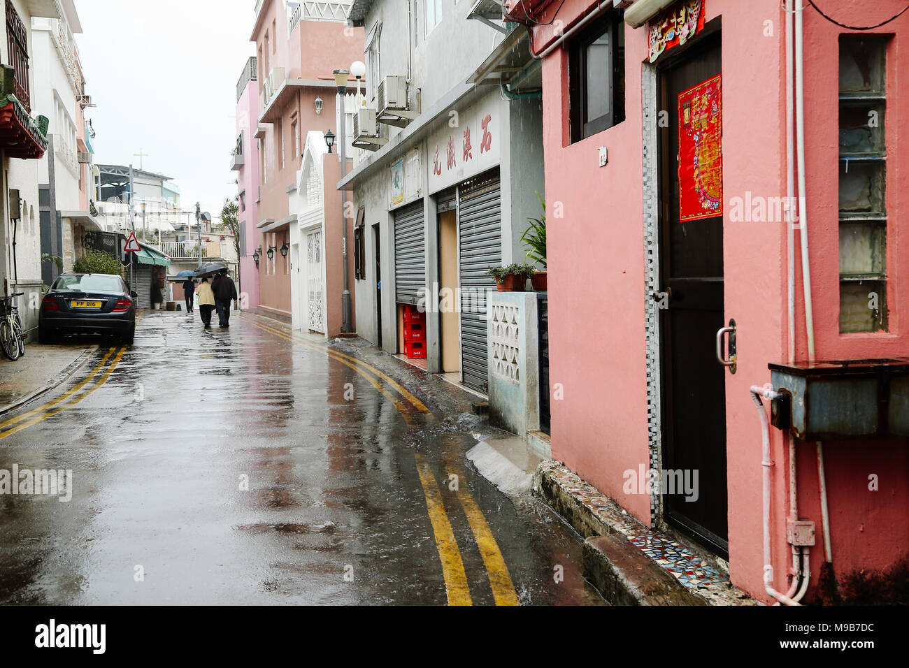 Hongkong - 19. März 2017: Shek o Dorfstraße Landschaft bei regnerischen Tag Stockfoto