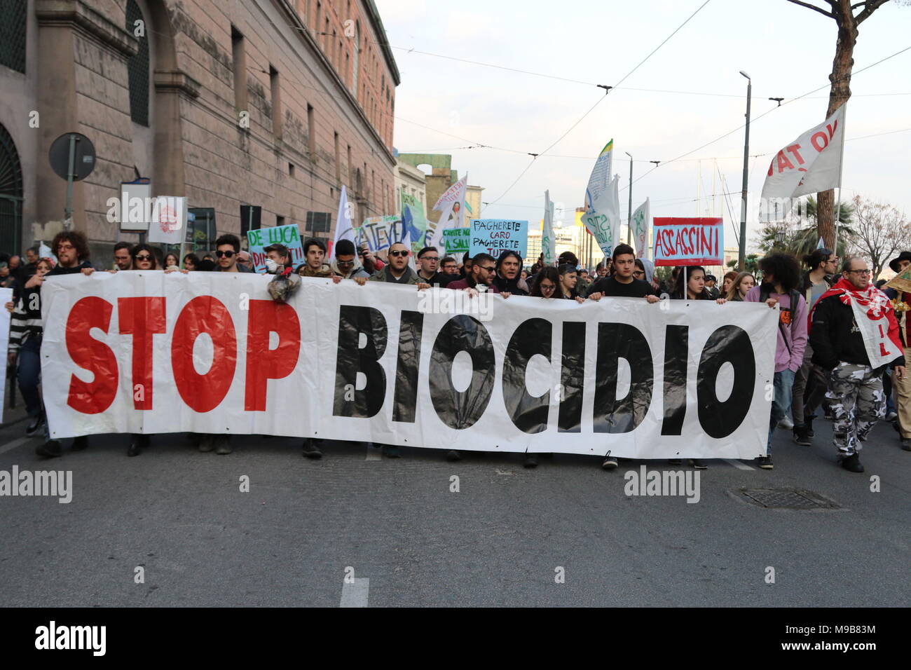 Neapel, Italien. 24 Mär, 2018. Prozession in Neapel, gegen Biozid und die Massaker in den 'Terra dei Fuochi'. Die Initiative wurde von der Vereinigung top Biocidio'' vorgeschlagen. Credit: Salvatore Esposito/Pacific Press/Alamy leben Nachrichten Stockfoto