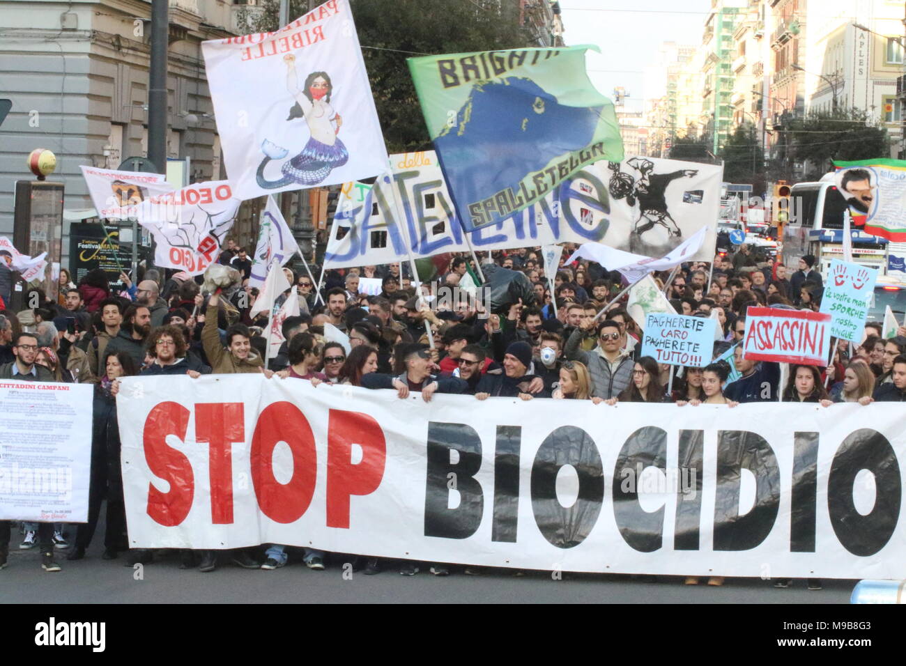 Neapel, Italien. 24 Mär, 2018. Prozession in Neapel, gegen Biozid und die Massaker in den 'Terra dei Fuochi'. Die Initiative wurde von der Vereinigung top Biocidio'' vorgeschlagen. Credit: Salvatore Esposito/Pacific Press/Alamy leben Nachrichten Stockfoto