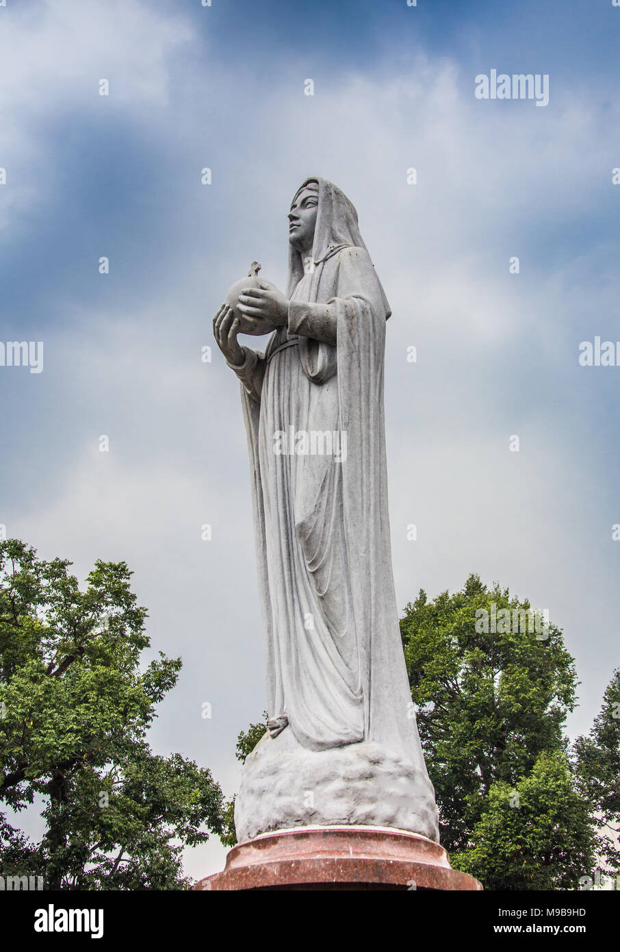 Die Selige Jungfrau Maria Statue und blauer Himmel Chanthaburi, Thailand Stockfoto