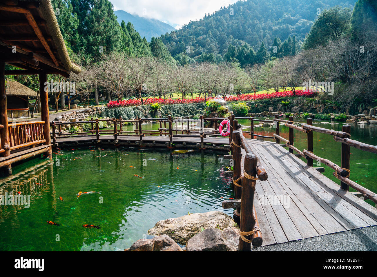Teich mit Wald am Formosan Aboriginal Culture Village Theme Park in
