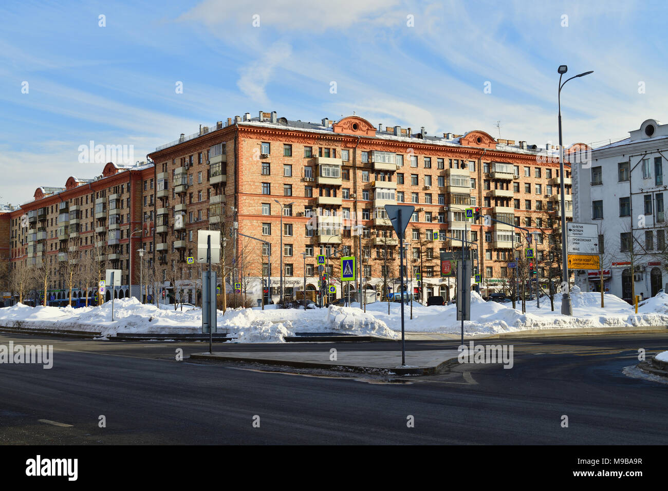Moskau, Russland - am 17. März. 2018. Akademische Bezirk von Moskau und Dmitry Uljanov Straße Stockfoto