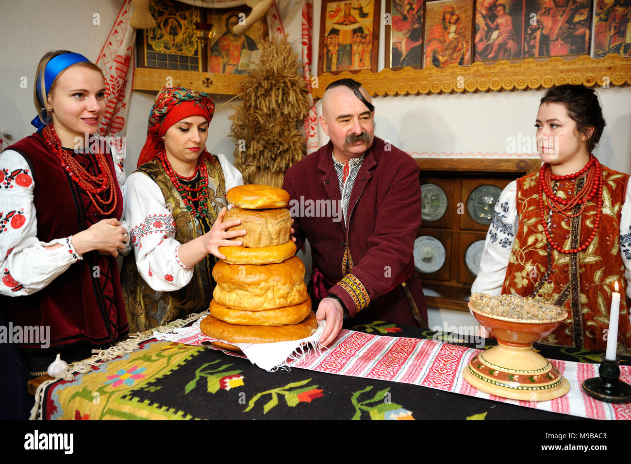 Die Menschen in der ukrainischen native Kleider stehen hinter Tabelle mit traditionellen Ostern Brot vor all-night Service. März 23,2018. Kiew, Ukraine Stockfoto