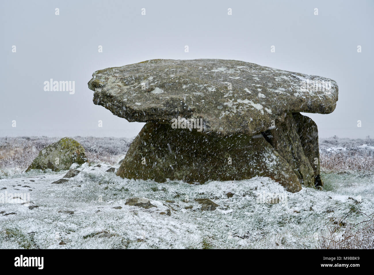 Chun Quoit. 3000/4000 v. Chr. alte Grabstätte für die frühen Bauern in Cornwall. Photo 18/03/2018 Während der seltenen Schneefälle in Far West Cornwall berücksichtigt Stockfoto