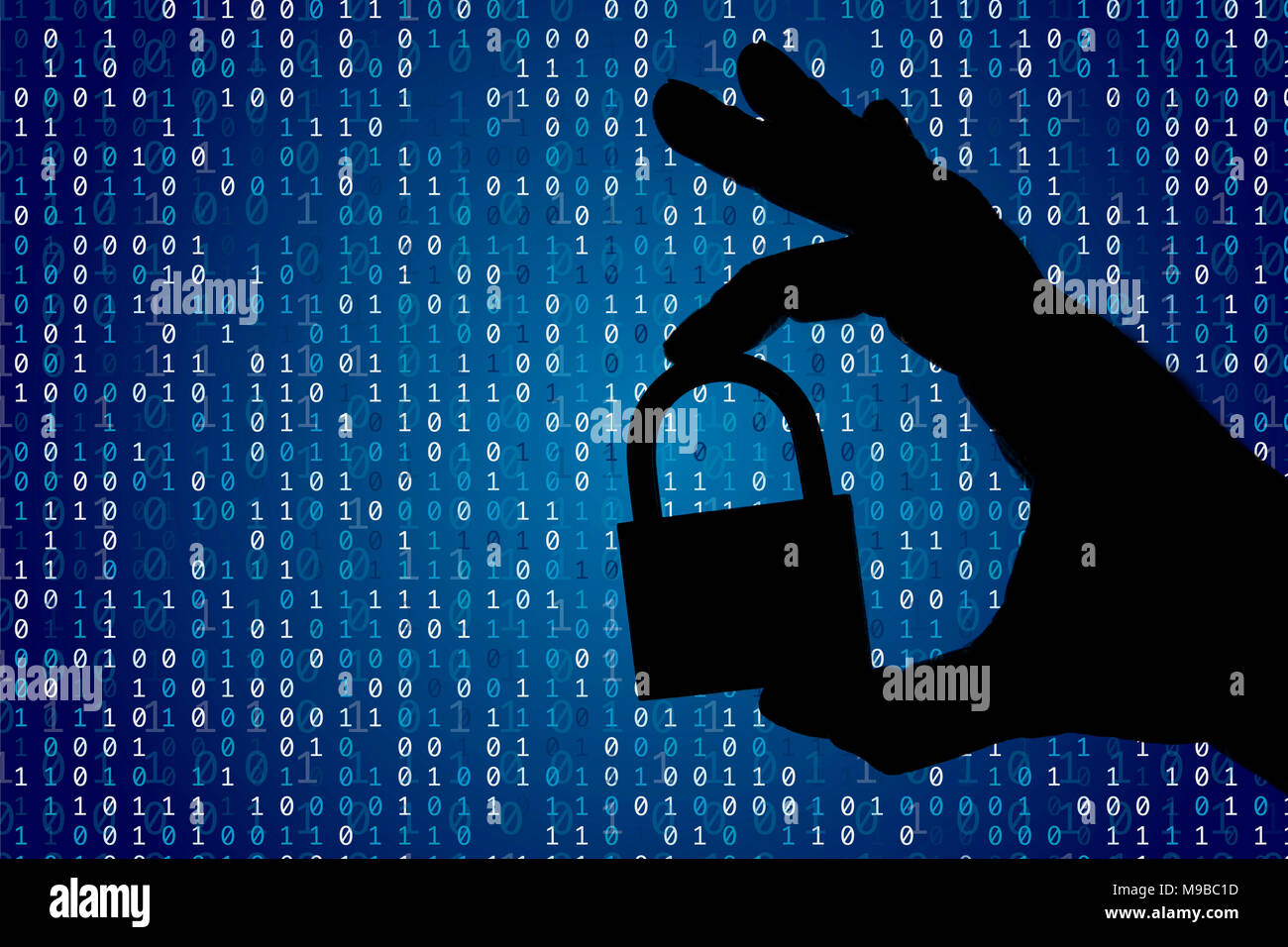 Silhouette einer Hand mit einem Vorhängeschloss mit binären digitalen Code. Sicherheit und Datenschutz. Stockfoto