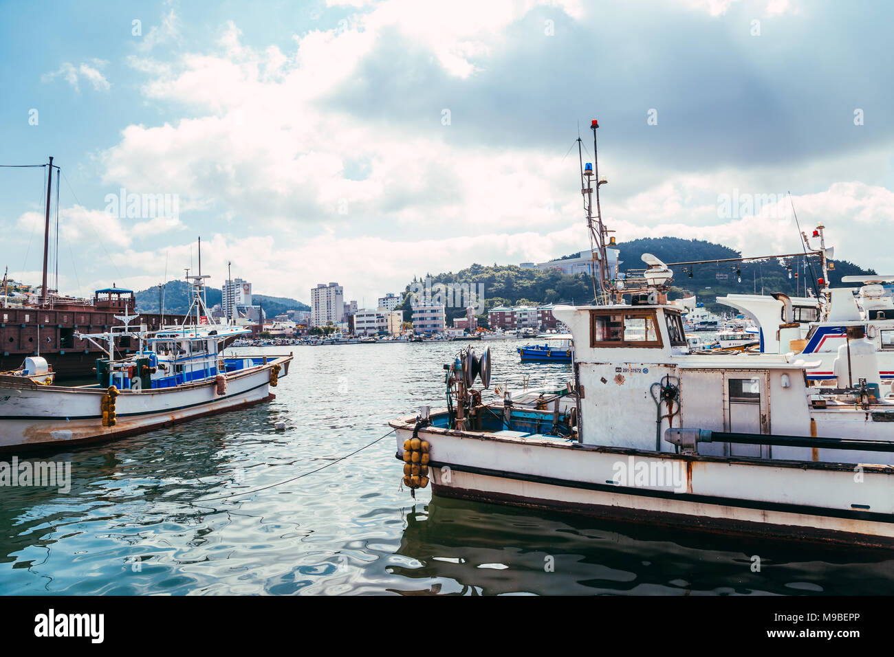 Tongyeong, Korea - August 4, 2015: Tongyeong Hafen Meer Landschaft im Sommer Tag Stockfoto